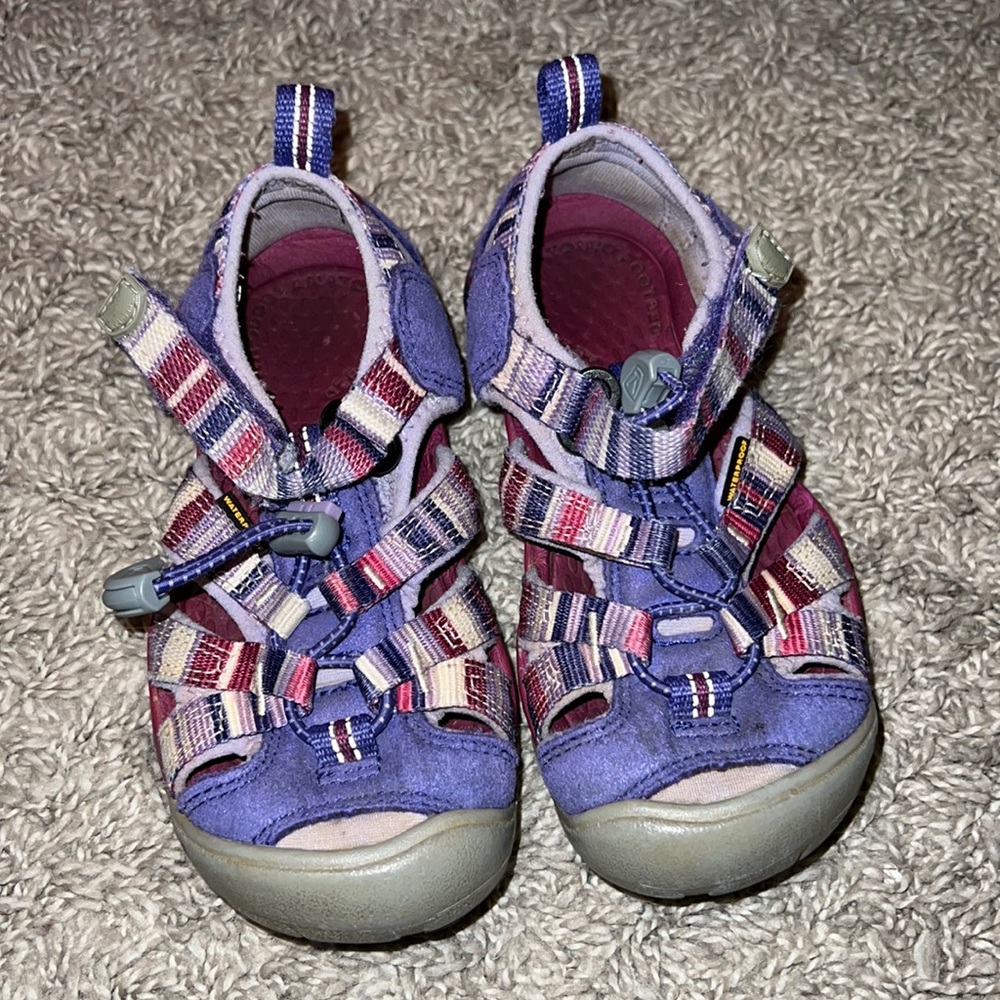 🛍️ KEEN Girl Sandals 💜